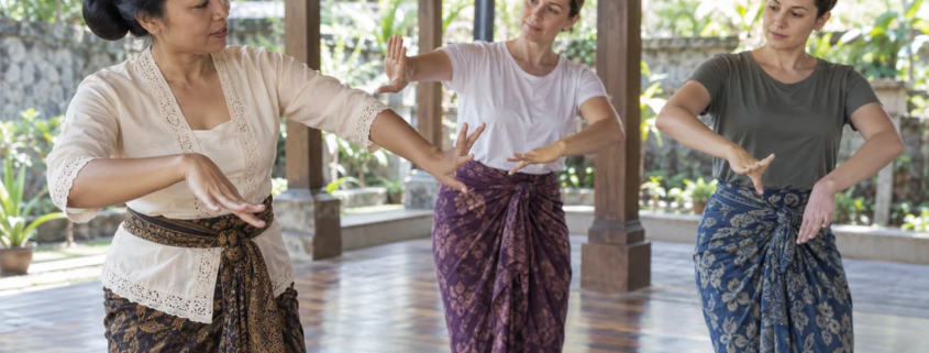 ผู้สอนและผู้เริ่มต้นฝึกท่ามือในศาลาโปร่ง