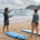 ผู้สอนและผู้เรียนพูดคุยบนชายหาดก่อนกิจกรรม