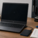 โน้ตบุ๊ก Windows จอดำพร้อมอุปกรณ์สำรองข้อมูลบนโต๊ะตรวจซ่อม