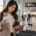 ผู้เดินทางตรวจบัตรขึ้นเครื่องสองใบและป้ายกระเป๋าในอาคารสนามบิน