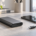 ภาพประกอบพาวเวอร์แบงก์ทั่วไป โทรศัพท์ และสาย USB-C บนโต๊ะ