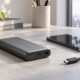 ภาพประกอบพาวเวอร์แบงก์ทั่วไป โทรศัพท์ และสาย USB-C บนโต๊ะ