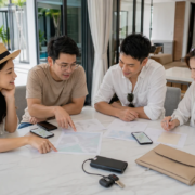กลุ่มเพื่อนผู้ใหญ่กำลังเตรียมแผนที่และข้อมูลเดินทางออฟไลน์ในพูลวิลล่า