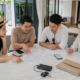 กลุ่มเพื่อนผู้ใหญ่กำลังเตรียมแผนที่และข้อมูลเดินทางออฟไลน์ในพูลวิลล่า