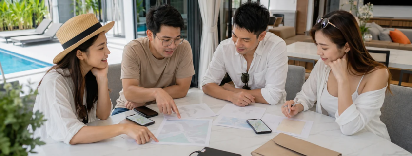 กลุ่มเพื่อนผู้ใหญ่กำลังเตรียมแผนที่และข้อมูลเดินทางออฟไลน์ในพูลวิลล่า