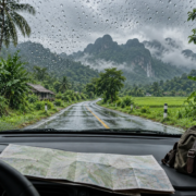 ภาพประกอบแนวคิดถนนเปียกฝนมองจากในรถระหว่างวางแผนเดินทาง