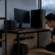สำนักงานขนาดเล็กที่มีคอมพิวเตอร์ NAS และ UPS สำหรับรับมือไฟดับ