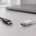 ภาพสร้างหัวสาย USB-C สีดำและสีขาวที่มีรูปทรงคล้ายกันวางแยกบนโต๊ะ